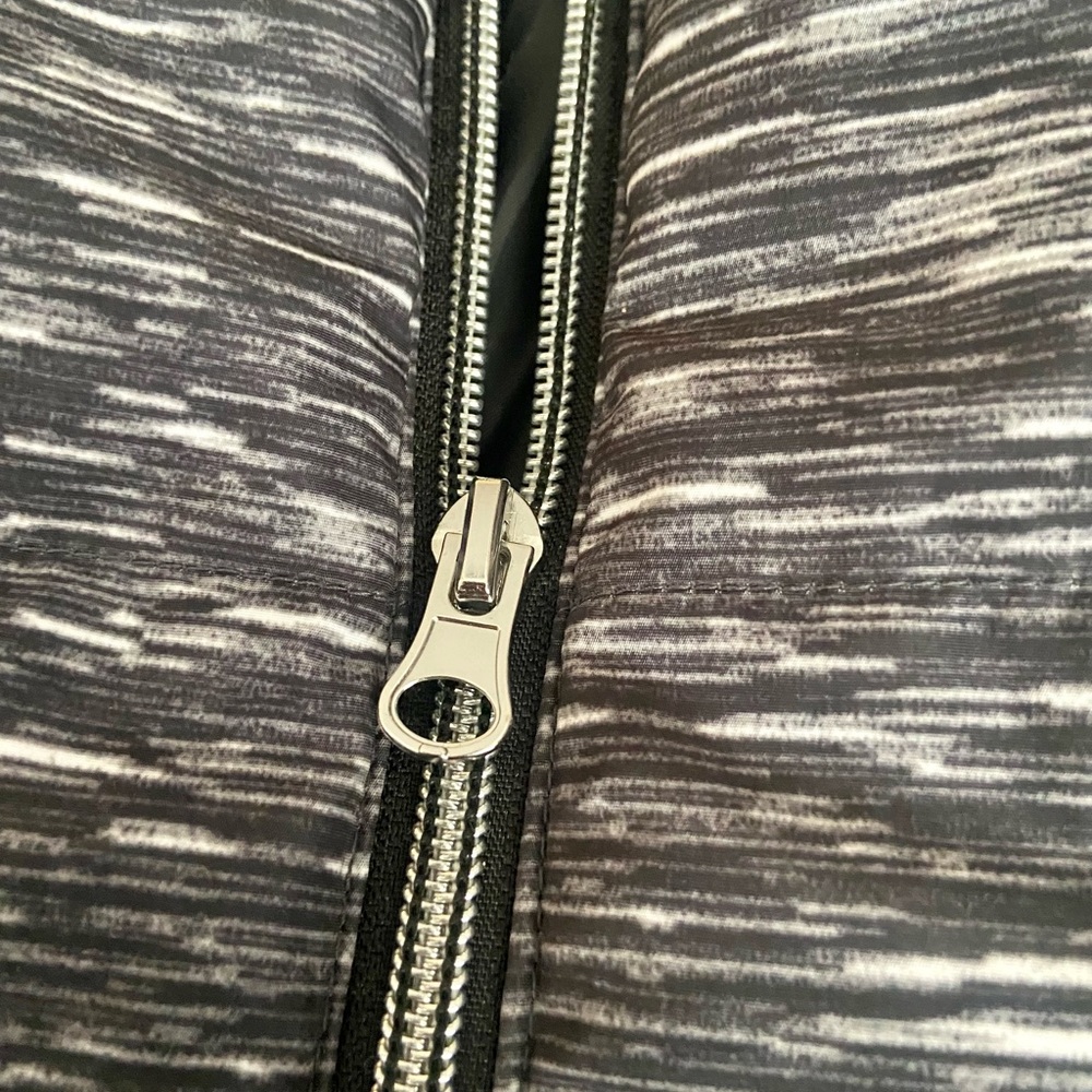 MED CHRISTOPHER & BANKS PUFFER VEST - Picture 4 of 8
